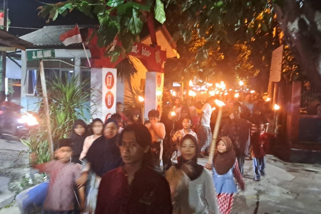 📷 Pawai Obor Keliling di Pulau Pari jadi tontonan wisatawan.