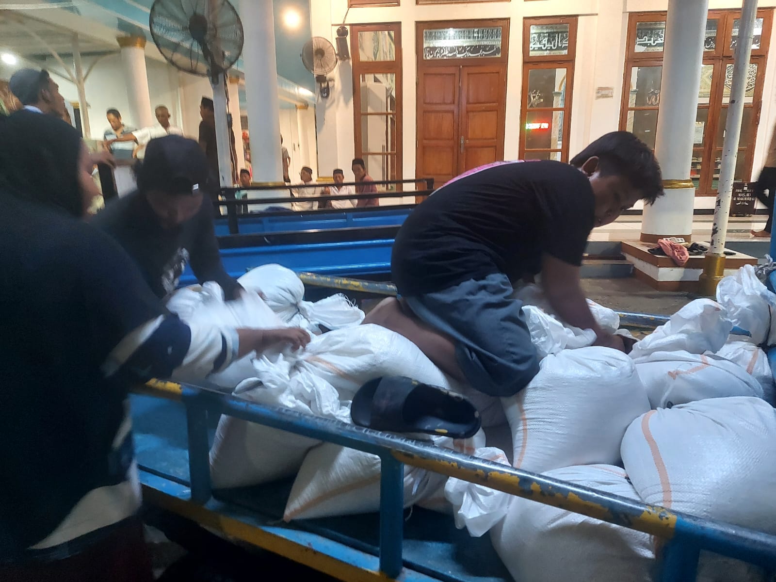 📷Sebanyak 380 mustahik atau penerima zakat fitra di Pulau Pramuka menerima bantuan langsung berupa zakat fitra dari masyarakat setempat yang dikelola Panitia Zakat Fitra Masjid Agung Al-Makmuriyah.