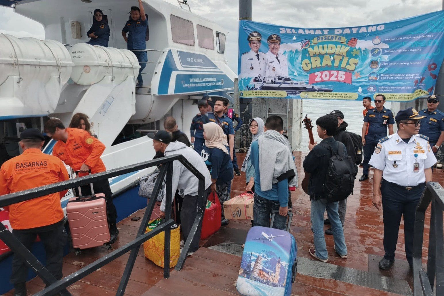 elabuhan Muara Angke berubah menjadi pusat keramaian ketika sebanyak 654 warga memanfaatkan program mudik gratis angkutan perairan yang digagas oleh Pemprov DKI Jakarta, Jumat (28/3/2025).