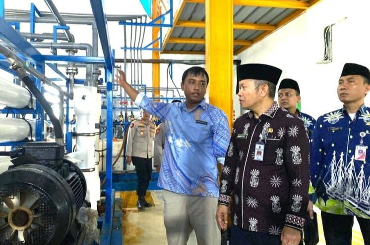 Pelaksana Tugas (Plt) Bupati Kepulauan Seribu, M Fadjar Churniawan, terus memastikan kondisi eksisting Sea Water Reverse Osmosis (SWRO) dan Brackish Water Reverse Osmosis (BWRO) di tujuh pulau penduduk berfungsi baik dan optimal.