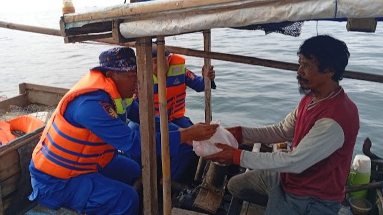 Satpolairud Polres Kepulauan Seribu juga berbagi berkah dengan membagikan takjil gratis kepada nelayan dan warga pesisir yang menjalankan ibadah puasa, Rabu (5/3). dok. Polres Kep. Seribu