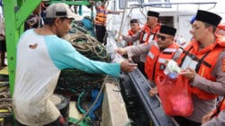 Kapolres Kepulauan Seribu AKBP Ajie Lukman Hidayat, S.I.K., M.H., bersama Pejabat Utama (PJU) Polres Kepulauan Seribu, membagikan 50 paket takjil kepada para nelayan di wilayah Kepulauan Seribu Selatan, Jumat (8/3).