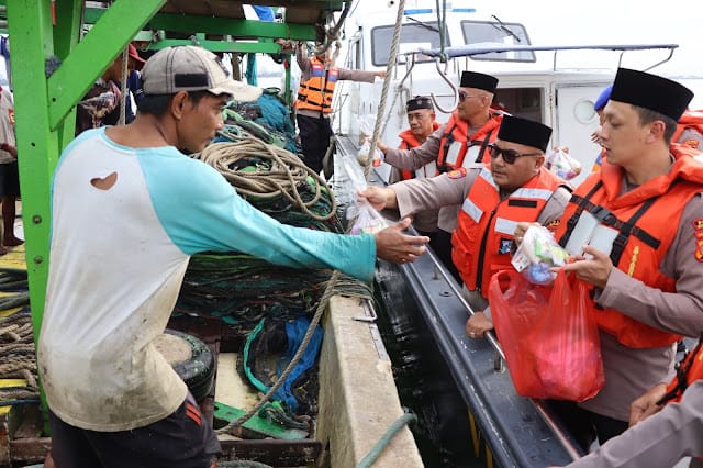 Kapolres Kepulauan Seribu AKBP Ajie Lukman Hidayat, S.I.K., M.H., bersama Pejabat Utama (PJU) Polres Kepulauan Seribu, membagikan 50 paket takjil kepada para nelayan di wilayah Kepulauan Seribu Selatan, Jumat (8/3).