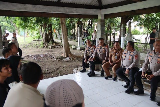 Kapolres Kepulauan Seribu, AKBP Ajie Lukman Hidayat, melaksanakan kegiatan Jumat Curhat di Pulau Kelapa, Kepulauan Seribu Utara, Jumat (21/3).