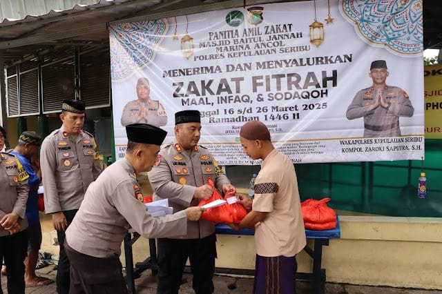 Kapolres Kepulauan Seribu, AKBP Ajie Lukman Hidayat, menunjukkan kepeduliannya dengan membagikan zakat kepada masyarakat kurang mampu pada Kamis (27/3/2025).