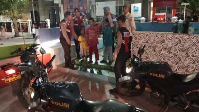 Kapolsek Kepulauan Seribu Utara, Iptu Yoyo Hidayat, S.H., memimpin patroli malam bersama personel Polsek, Selasa (04/03/2025)