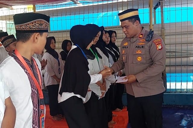 Polsek Kepulauan Seribu Utara Santuni Anak Yatim di Pulau Harapan