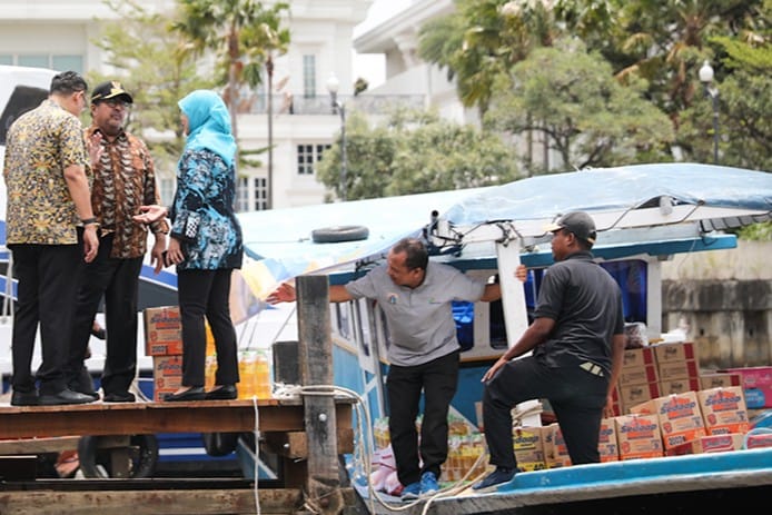 Wakil Gubernur DKI Jakarta, Rano Karno, melakukan pengecekan kapal pengiriman angkutan pangan ke wilayah Kepulauan Seribu di Dermaga Marina, Ancol, Jakarta, Kamis (20/3).