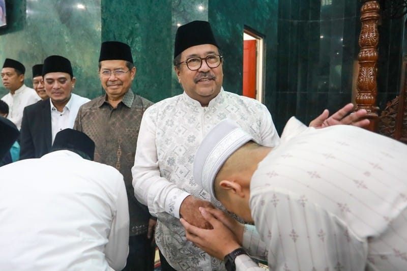 Wakil Gubernur DKI Jakarta, Rano Karno, menunaikan Salat Idulfitri di Masjid Fatahillah, Balai Kota Jakarta, bersama pejabat dan pegawai Pemprov DKI Jakarta, Senin (31/3/2025).