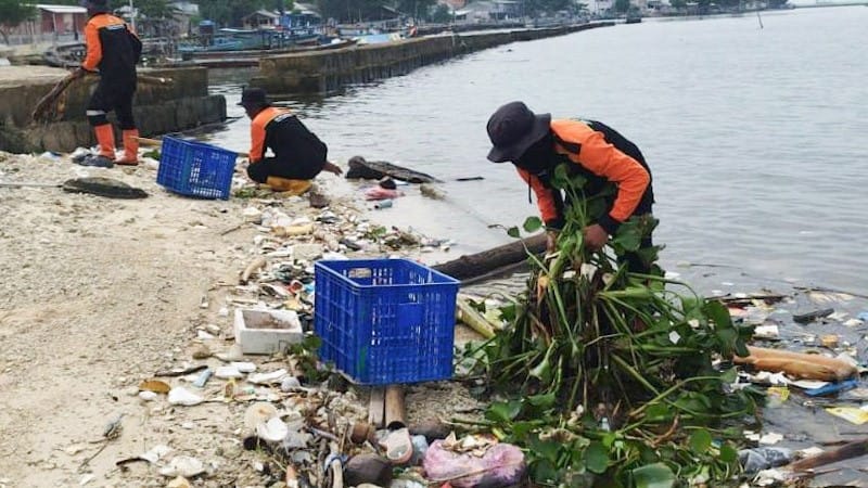 1.710 Kilogram Sampah Dibersihkan dari Pesisir Pulau Lancang