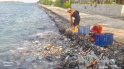 Tumpukan sampah kiriman mulai mencemari pantai di Pulau Untung Jawa, akibat terbawa arus dari daratan Jakarta dan Tangerang.