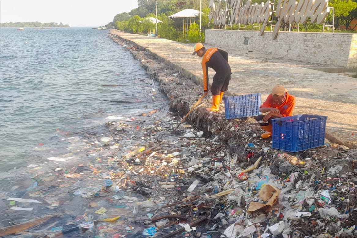 Tumpukan sampah kiriman mulai mencemari pantai di Pulau Untung Jawa, akibat terbawa arus dari daratan Jakarta dan Tangerang.