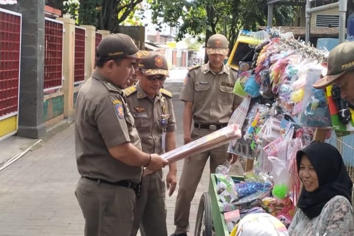 Satpol PP Kepulauan Seribu Utara Awasi Pedagang Petasan dan Warung Makan di Siang Hari