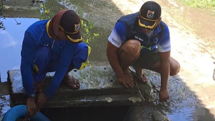 petugas dari Suku Dinas Sumber Daya Air (Sudin SDA) Kepulauan Seribu berhasil mengatasi genangan tersebut agar layanan kesehatan tetap berjalan normal.