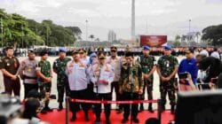 Gubernur Pramono Anung memimpin Apel Operasi Lintas Jaya 2025 di Plaza Selatan Monas, Jakarta Pusat, Rabu (12/3).