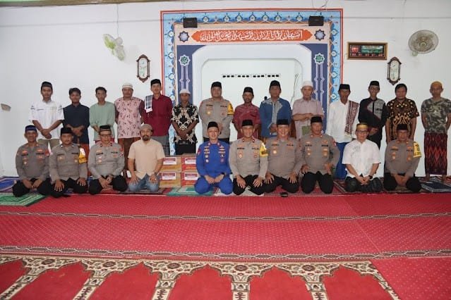 Kapolres Kepulauan Seribu, AKBP Ajie Lukman Hidayat, melaksanakan Safari Subuh Ramadhan di Masjid Al Ikhlas, Pulau Payung, Kepulauan Seribu Utara, Sabtu (15/3).