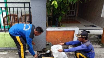 Selain membersihkan sumur resapan, petugas juga memastikan tidak ada sumbatan di saluran air yang dapat menghambat aliran drainase.