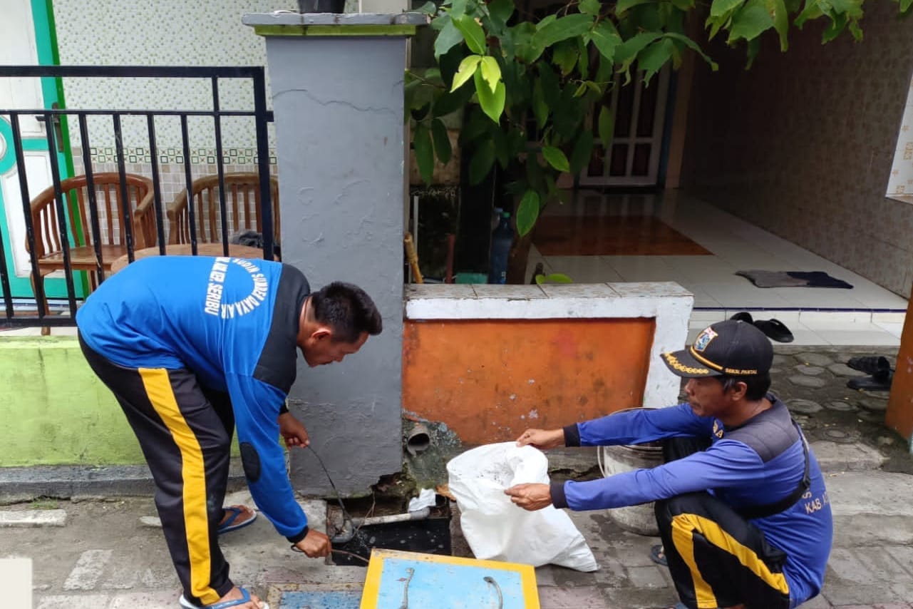 Selain membersihkan sumur resapan, petugas juga memastikan tidak ada sumbatan di saluran air yang dapat menghambat aliran drainase.