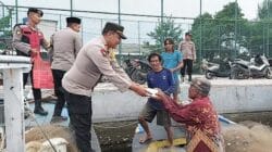 Polsek Kepulauan Seribu Selatan Bagikan Takjil untuk Nelayan di Pulau Tidung