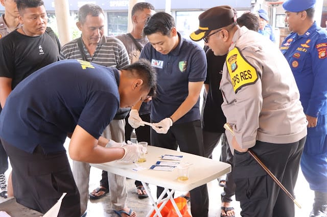 Polres Kepulauan Seribu Tes Urine Kapten dan ABK Jelang Mudik