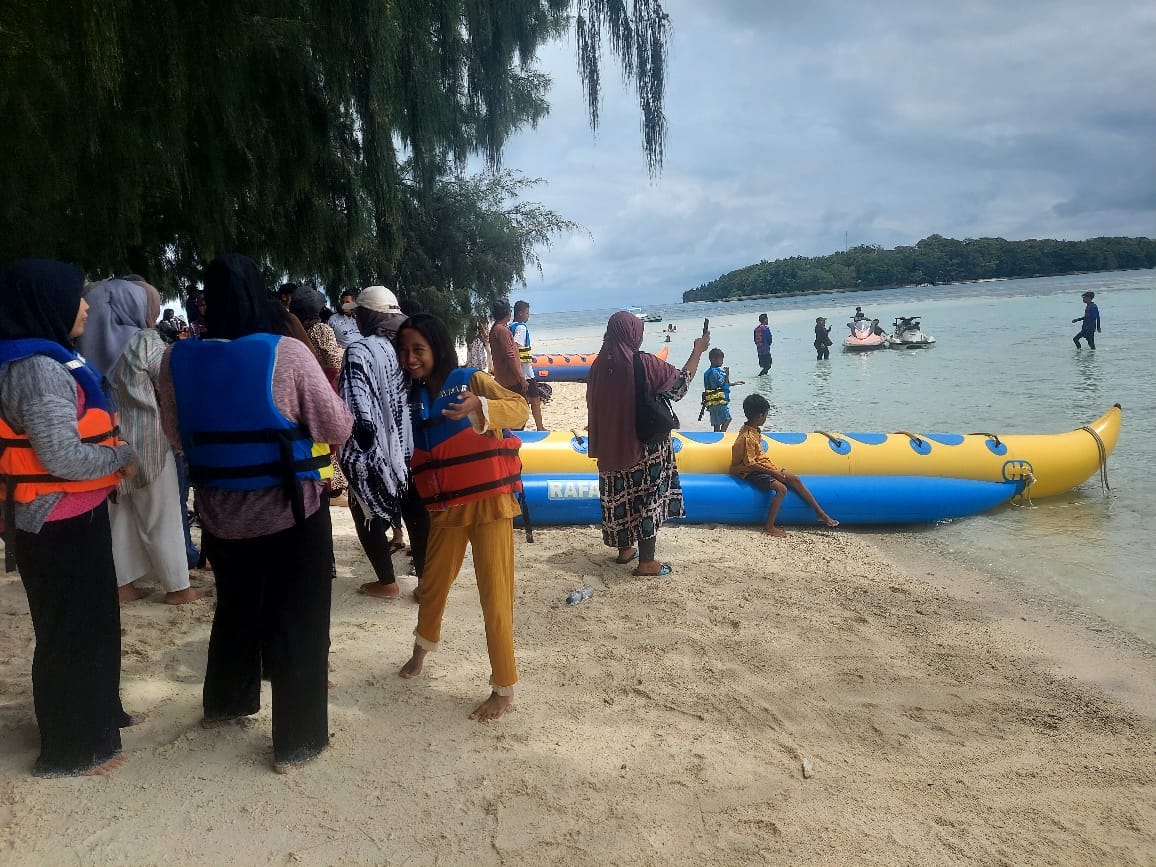 Aktivitas wisata di Pulau Dolphin, Kelurahan Pulau Harapan, Kamis (3/4/2025). 📸 AF