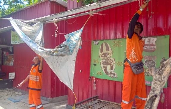 PPSU Pulau Untung Jawa membersihkan sejumlah kios pedagang di Pantai Sakura. 📸 MM