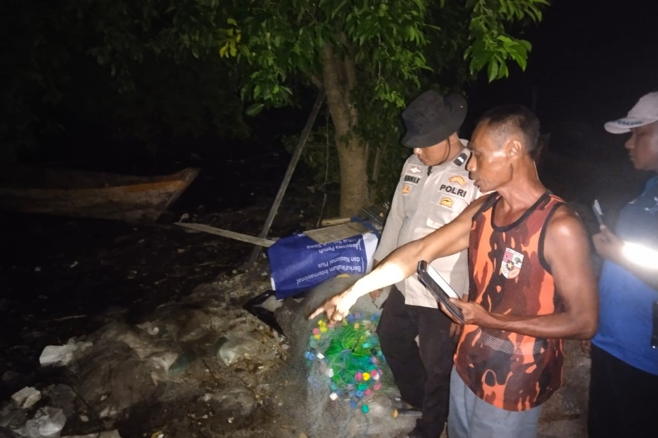 Lintas sektoral Pulau Pari melakukan pemantauan air laut pasang di Pantai Bintang, Pulau Pari. 📷 RM