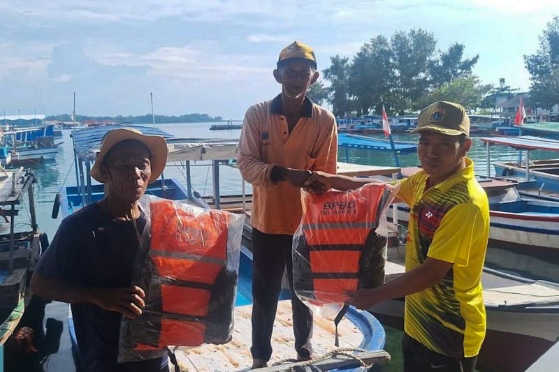 Badan Penanggulangan Bencana Daerah (BPBD) DKI Jakarta menyalurkan bantuan life jacket kepada 40 nelayan Pulau Harapan pada Minggu (6/4/2025). 📷 Beritajakarta