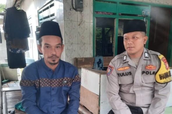 Bhabinkamtibmas Pulau Lancang, Brigadir Tulus Hidayat, melakukan kunjungan ke tokoh agama setempat. 📷 Polres Kep. Seribu