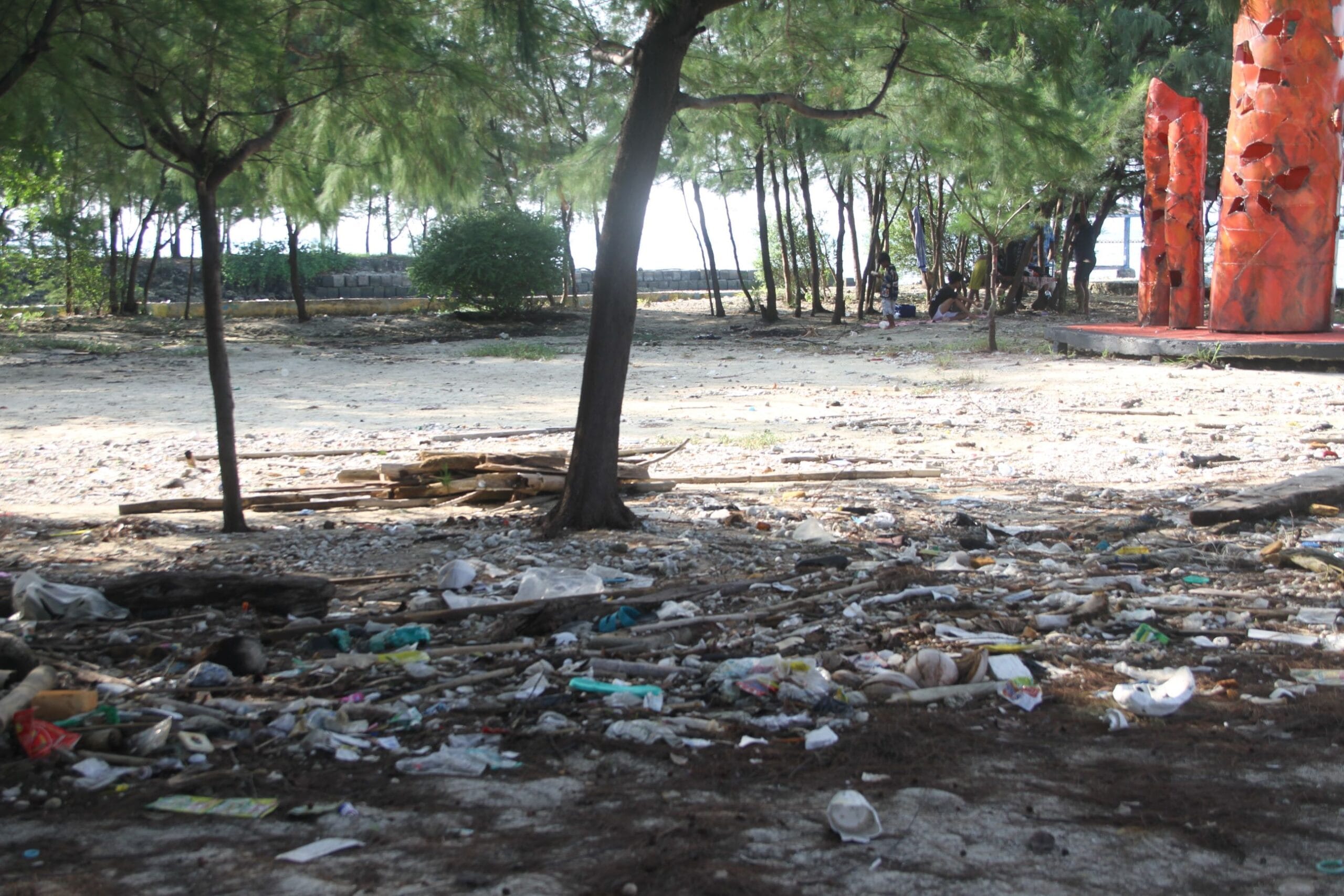 Sampah mengotori Pantai Cikaya di Pulau Karya. 📸 AF