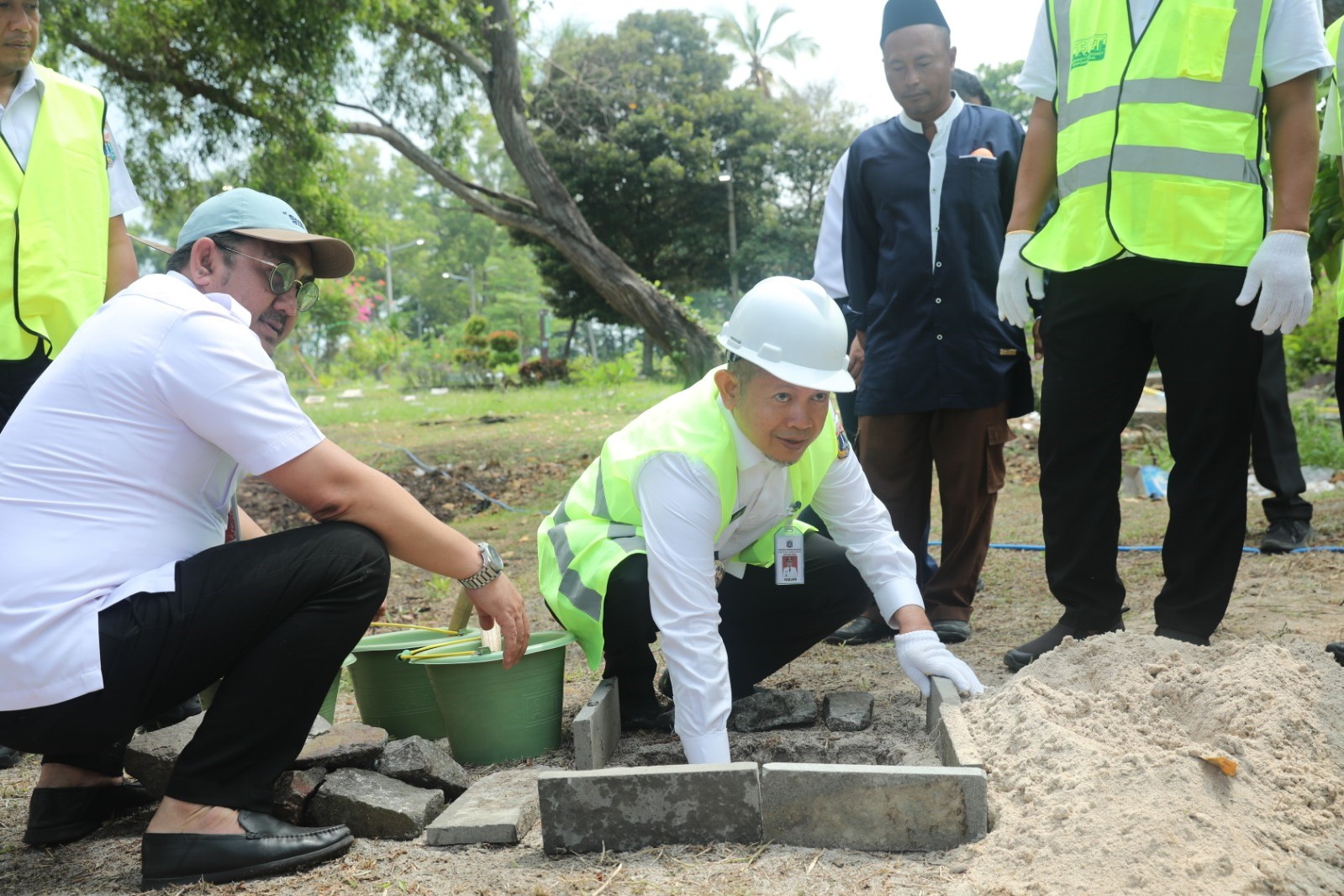 Plt Bupati Kepulauan Seribu, Muhammad Fadjar Churniawan, memulai proyek revitalisasi Taman Pemakaman Umum (TPU) di Pulau Karya dan Pulau Tidung dengan peletakan batu pertama pada Rabu (30/4). 📷 Istimewa