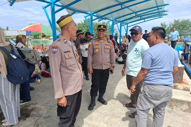 Kapolsek Kepulauan Seribu Utara, Iptu Yoyo Hidayat, turun langsung ke Dermaga Pulau Kelapa, Minggu (6/4/2025). 📷 Polres Kep. Seribu