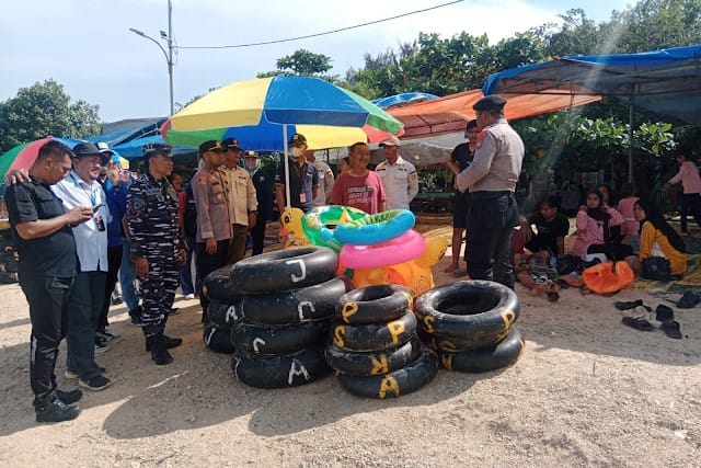 Demi menjaga keamanan dan kenyamanan, anggota Pos Pengamanan (Pospam) Lebaran Polsek Kepulauan Seribu Selatan turun langsung mengingatkan wisatawan agar selalu berhati-hati. 📷 Polres Kep. Seribu
