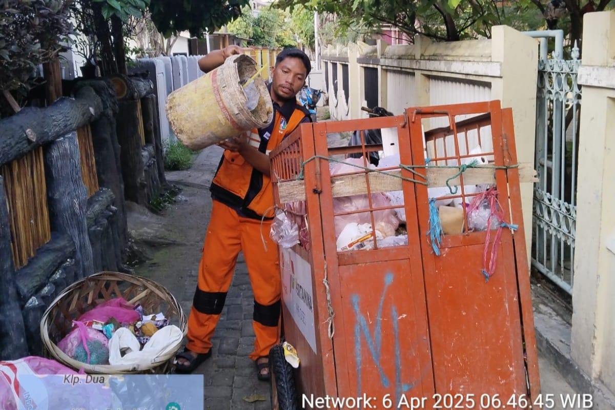 PPSU Pulau Kelapa bekerja ekstra keras, memastikan setiap titik utama tetap bersih. 📷 ST