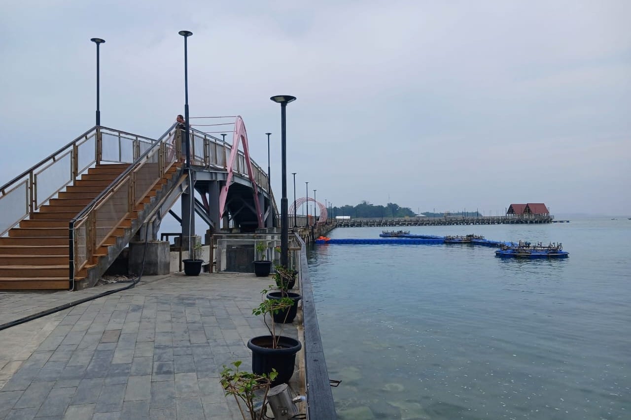 Lokasi Wisata Jembatan Cinta Pulau Tidung tampak sepi meski saat ini libur lebaran. 📷 ZM