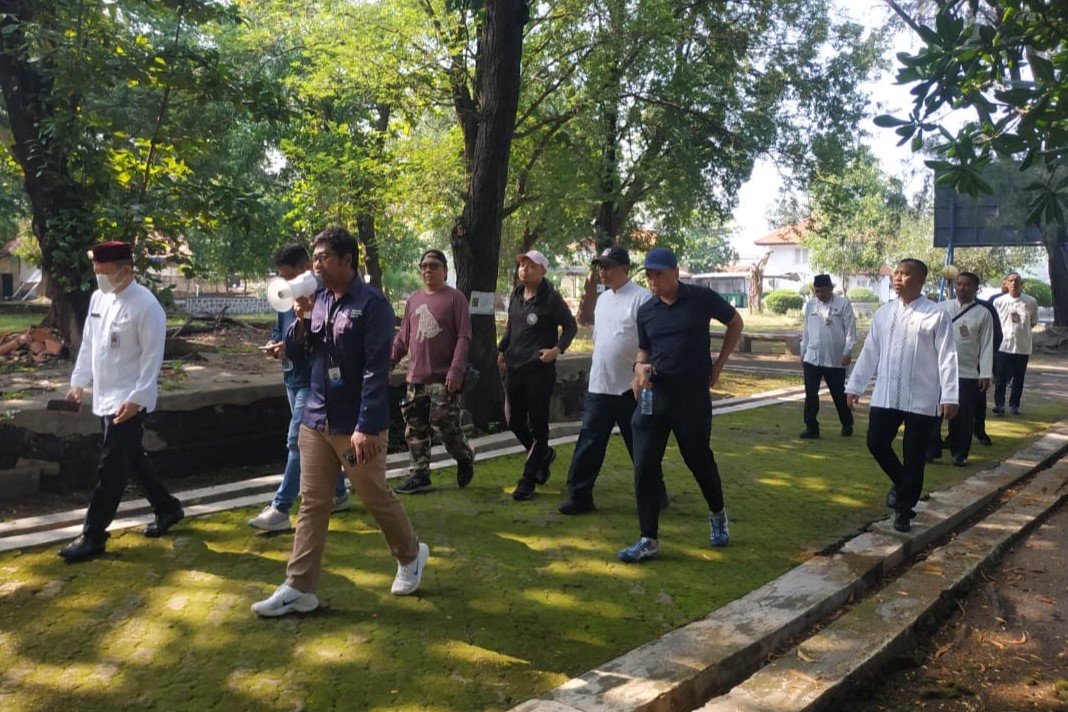Plt Bupati Kepulauan Seribu, Muhammad Fadjar Churniawan, telah melakukan monitoring ke beberapa pulau untuk menilai kelayakan destinasi ini sebagai ruang ramah kucing. 📷 Kominfotik