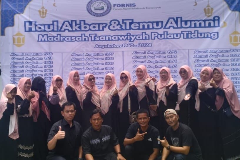 Momentum kebersamaan lintas generasi terjalin dalam Haul Akbar dan Temu Alumni Madrasah Tsanawiyah Pulau Tidung, yang berlangsung di ikon wisata Jembatan Cinta, Rabu (2/4/2025). 📸 RM