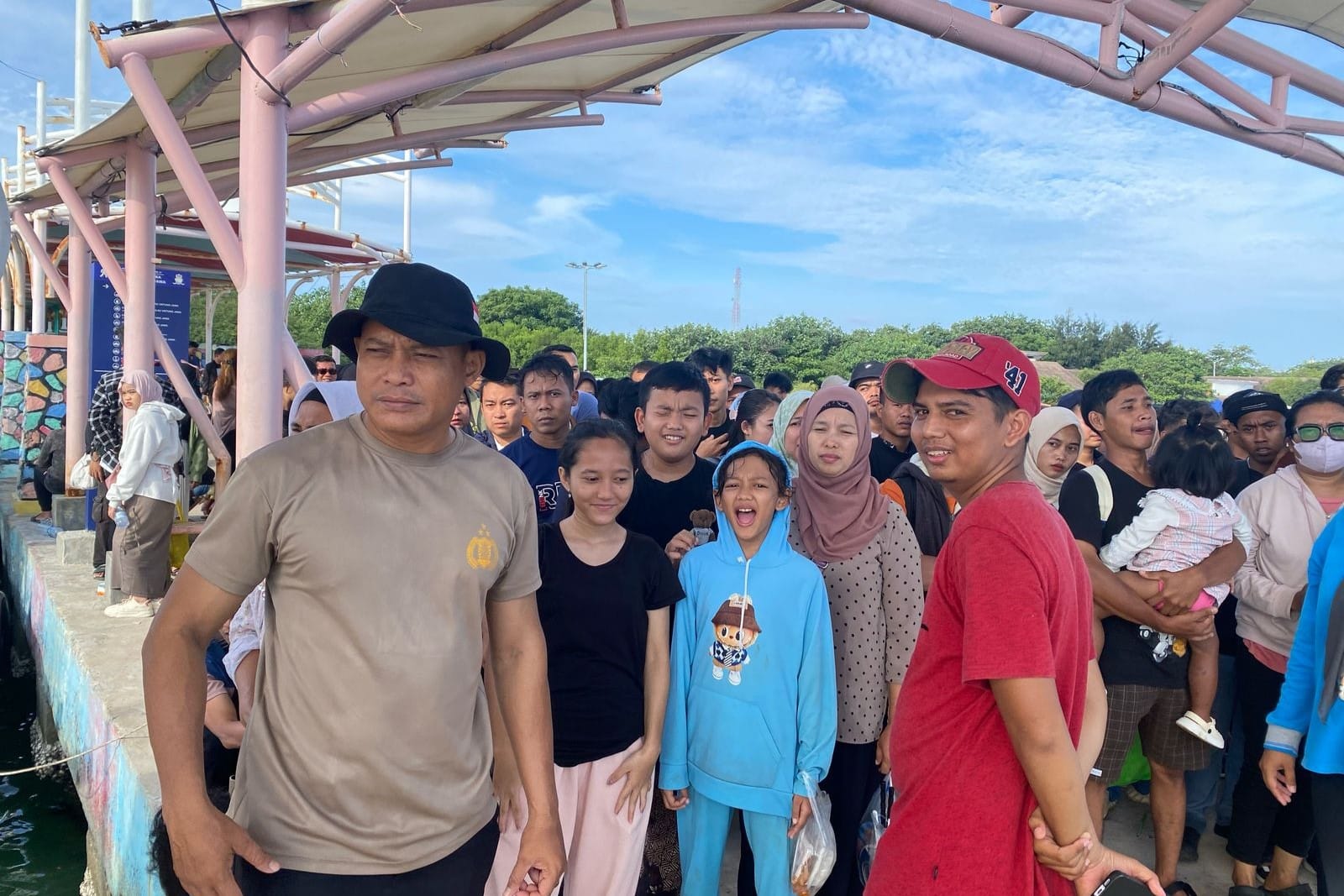 Pengunjung Wisata Pulau Untng Jawa Menunggu Kapal Penyeberangan ke Tanjung Pasir. 📷 MM