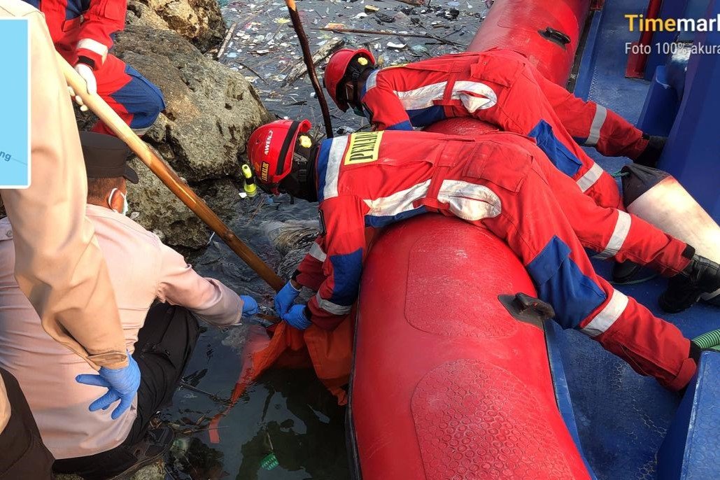 Proses Evakuasi Mayat di Perairan Pulau Lancang. 📷 Istimewa