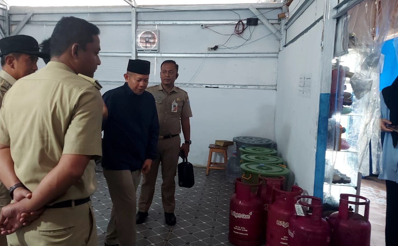 Bupati Kepulauan Seribu, M. Fadjar Churniawan meninjau langsung operasional Dapur MBG, Selasa 27 Mei 2025. 📷 AF