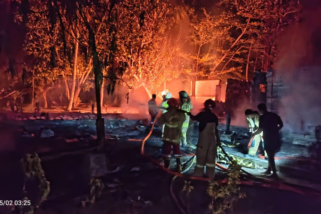 Petugas Sudin Gulkarmat Jakarta Utara dan Kepulauan Seribu memadamkan kebakaran di Pulau Semut. 📷 Istimewa