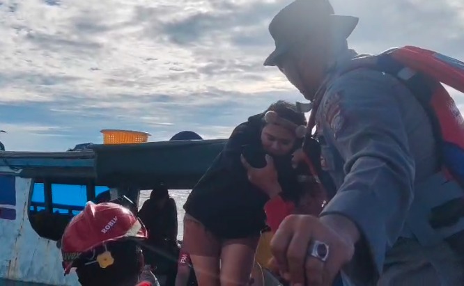 Proses Evakuasi Penumpang KM Barok. π· Istimewa