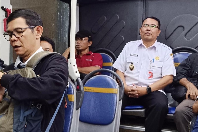 Wakil Bupati Kepulauan Seribu, Aceng Zaini, melakukan perjalanan dinas dengan menggunakan transportasi umum pada Rabu (21/5). 📷 Istimewa