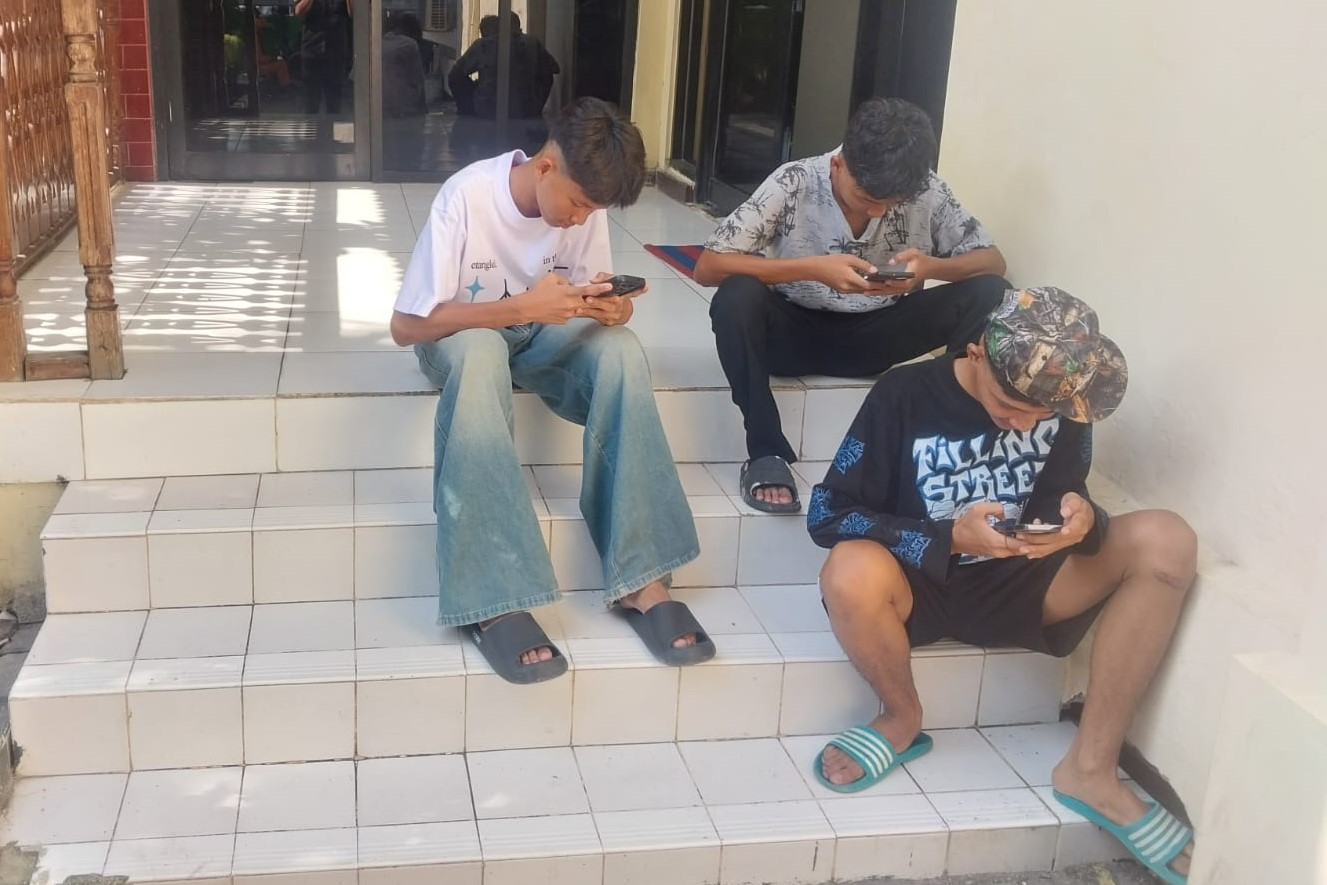 Warga memanfaatkan JakWifi di Kantor Lurah Pulau Untung Jawa. 📷 MM
