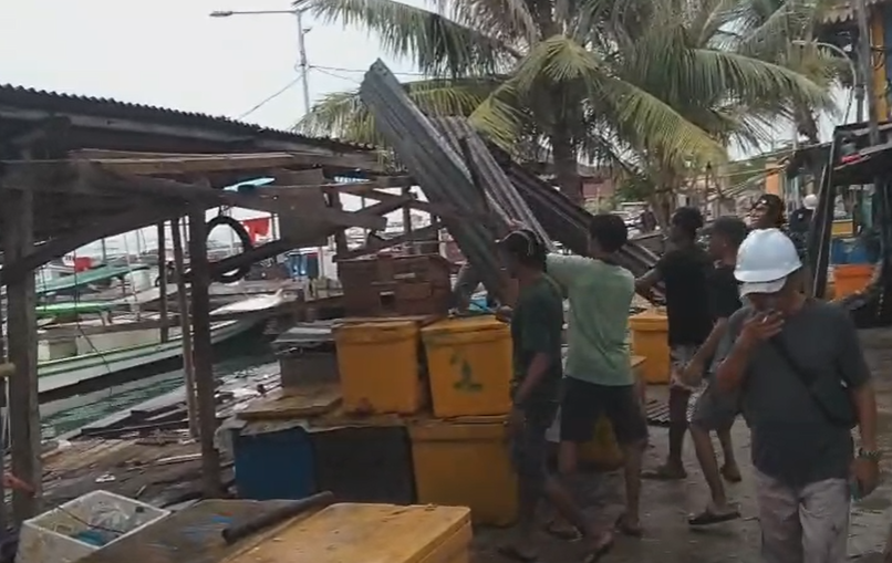 Warga Pulau Kelapa bongkar bangunan semi permanen di Kolam Labuh Utara. Gotong royong demi dapur MBG dan lingkungan yang lebih bersih dan nyaman. 📷 Istimewa