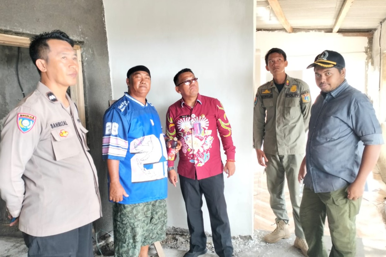 Lurah Muslim bersama Bhabinkamtibmas Ipda Syahrizal tinjau persiapan dapur MBG di RT 005 RW 03. Sinergi terjalin demi gizi warga dan ekonomi lokal. 📷 Istimewa