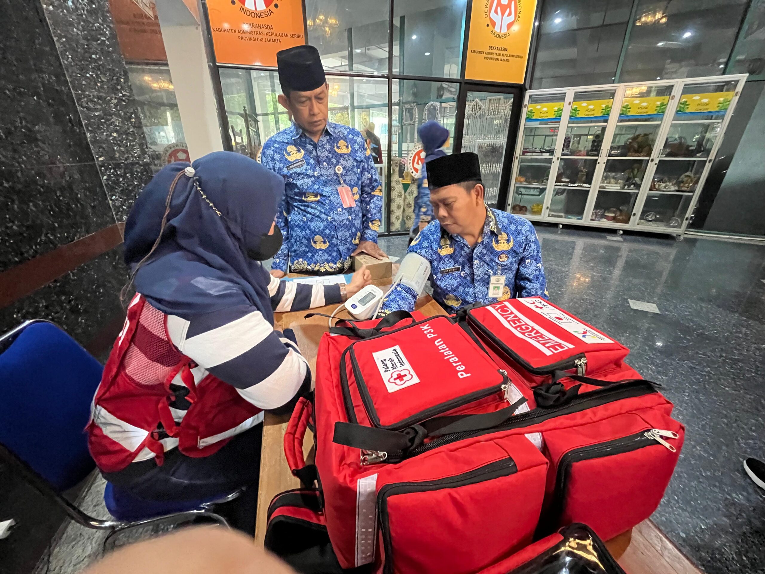 Petugas PMI cek tekanan darah ASN usai upacara IKADA.