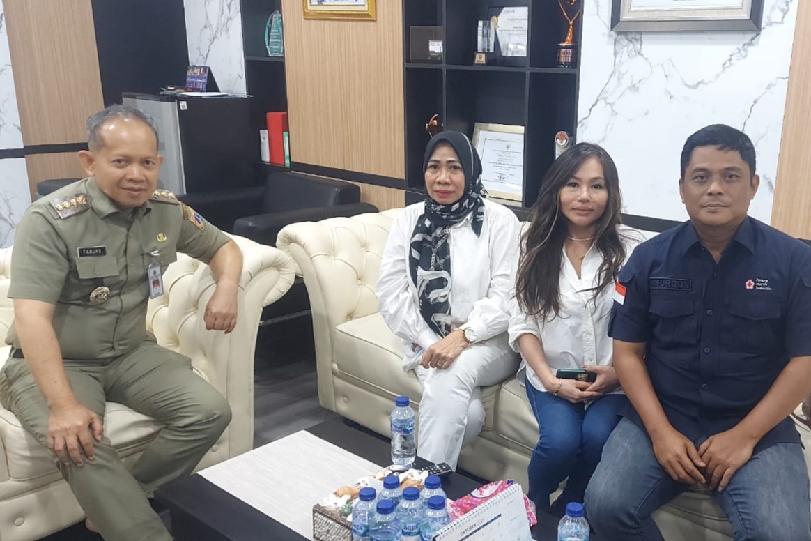 📷 Ketua DPC IWAPI Kepulauan Seribu, Siti Nurlailah, S.Ag didampingi Wakil Ketua PERPINA Kepulauan Seribu, Tjia Juria, SE serta Plt. Ketua PMI Kepulauan Seribu, A. Furqon berudensi dengan Bupati Kepulauan Seribu, Muh. Fadjar Churniawan terkait rencana Baksos Donor Darah HUT Kabupaten ke 24 dan Hari Pahlawan.