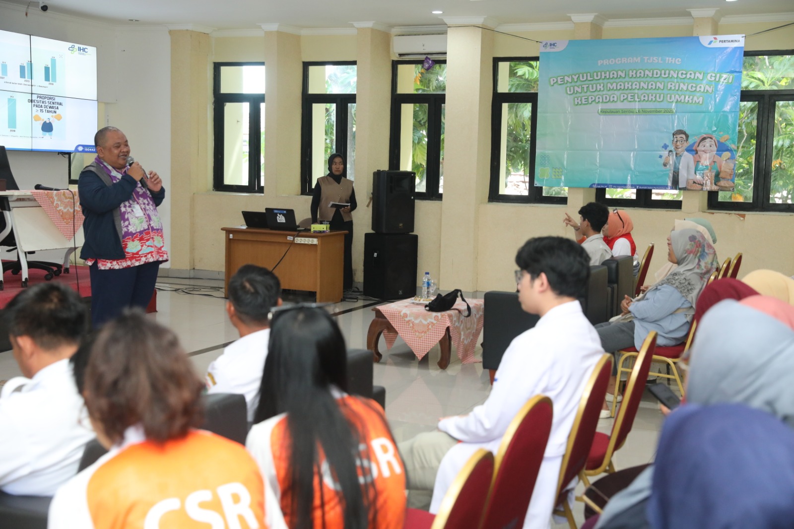 Suasana penyuluhan kandungan gizi bagi pelaku UMKM Pulau Panggang, digelar oleh IHC dan Rumah BUMN Pertamina sebagai bagian dari program TJSL. 📷 Foto: Istimewa