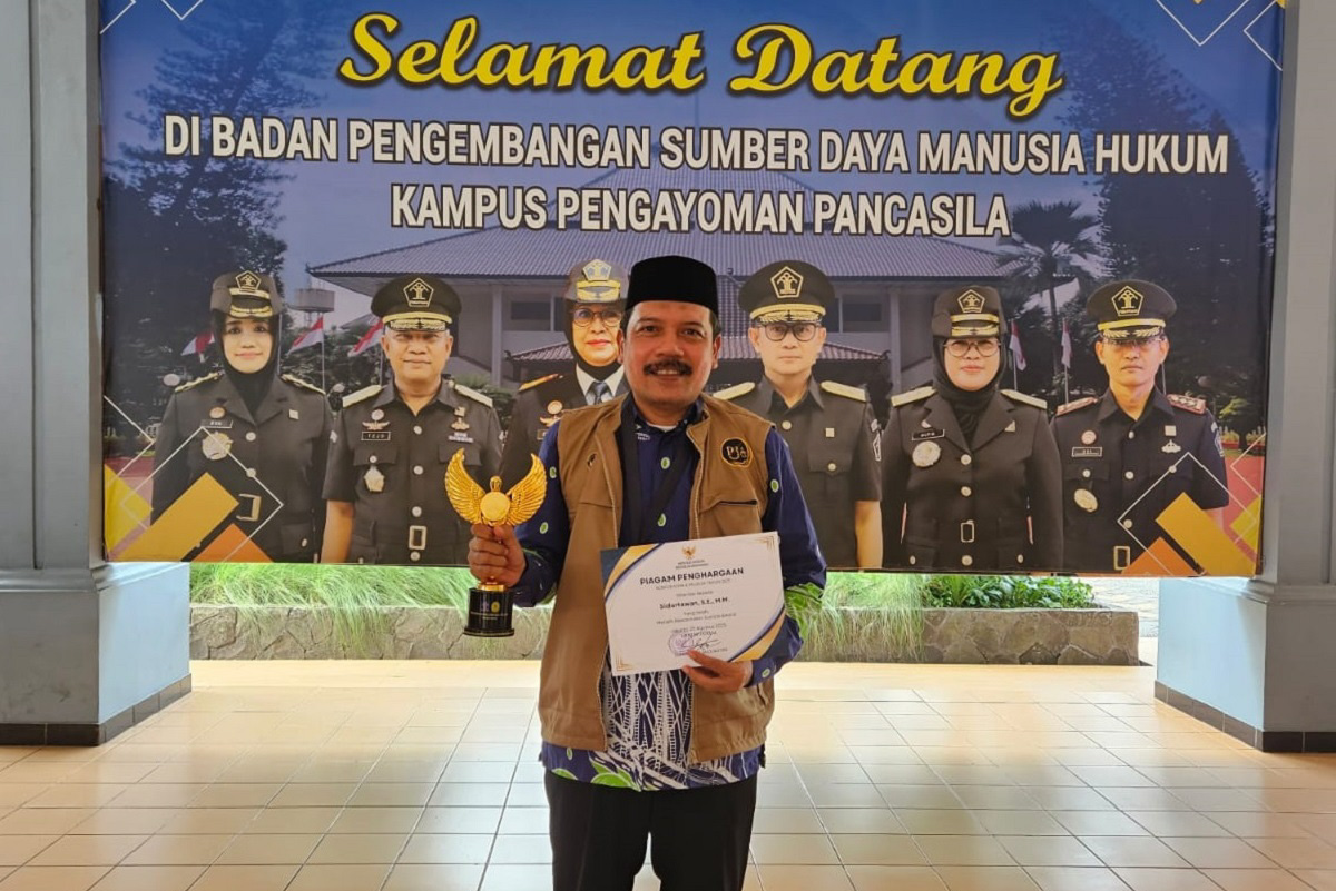 Sidartawan, Wakil Camat Kepulauan Seribu Selatan, menerima Peacemaker Justice Award 2025 dari Kemenkumham RI. 📷 Istimewa